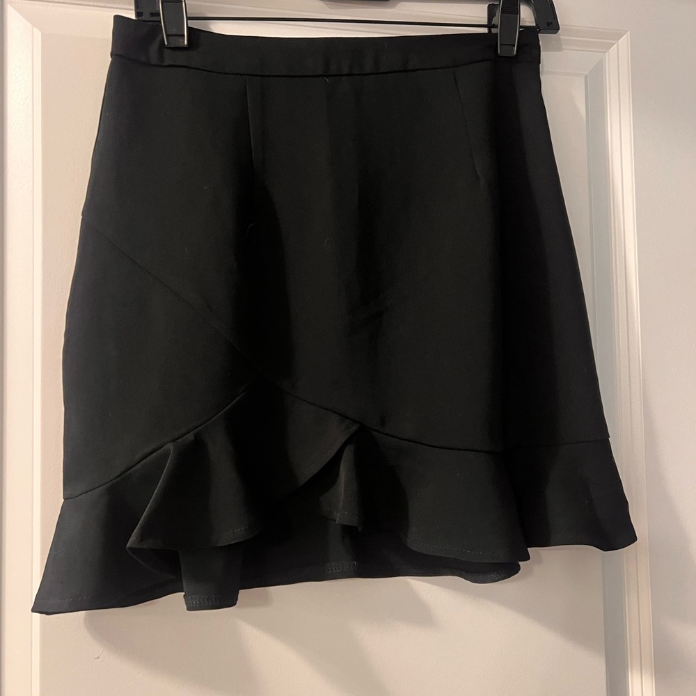 Superdown Black Ruffle Hem Mini Skirt – Size Small – NWOT